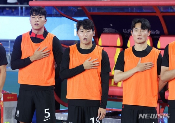 벤치에서 경기를 시작한 이강인(가운데)과 엄원상(오른쪽). /사진=뉴시스