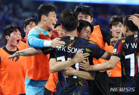 득점을 터뜨린 송민규(가운데)를 격하게 축하해주는 선수들. /사진=뉴시스