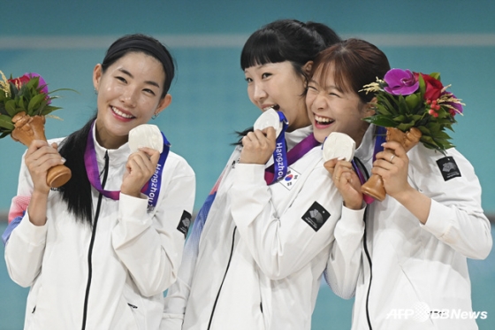 여자 3000m 계주에서 은메달을 목에 걸은 한국 여자대표팀. 왼쪽부터 이슬, 박민정, 이예림. /AFPBBNews=뉴스1