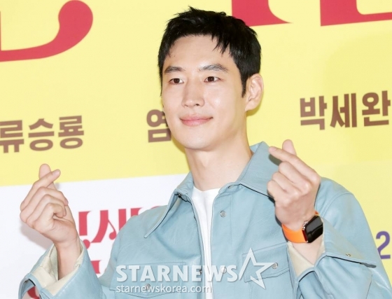 배우 이제훈이 26일 오후 서울 송파구 롯데월드 타워 롯데시네마에서 열린 영화 &#039;인생은 아름다워&#039; VIP 시사회에 참석해 포즈를 취하고 있다.  &#039;인생은 아름다워&#039;는 자신의 생일선물로 첫사랑을 찾아 달라는 황당한 요구를 한 아내 세연(염정아 분)과 마지못해 그녀와 함께 전국 곳곳을 누비며 과거로의 여행을 떠나게 된 남편 진봉(류승룡 분)이 흥겨운 리듬과 멜로디로 우리의 인생을 노래하는 국내 최초의 주크박스 뮤지컬 영화다. 오는 28일 개봉. 2022.09.26 /사진=김창현 기자 chmt@