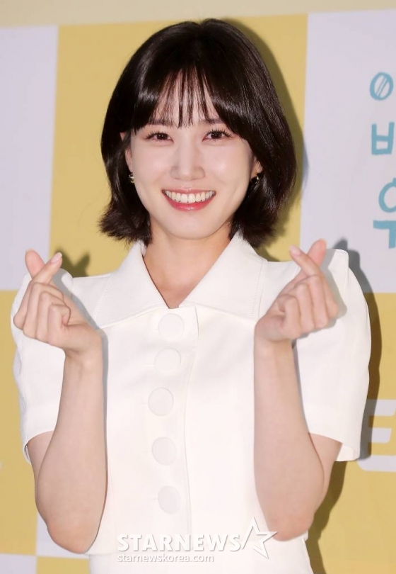배우 박은빈이 18일 오후 서울 용산구 아이파크몰 CGV에서 열린 ENA 수목드라마 &#039;이상한 변호사 우영우&#039; 마지막회 단체 관람 행사에 참석해 포즈를 취하고 있다.  &#039;이상한 변호사 우영우&#039;는 천재적인 두뇌와 자폐스펙트럼을 동시에 가진 신입 변호사 우영우(박은빈 분)의 대형 로펌 생존기로, 현재 14회까지 최고 시청률 15.8%를 기록하며 뜨거운 인기를 모았다. 현재 시즌2 제작이 논의 중이다. 2022.08.18 /사진=김창현 기자 chmt@