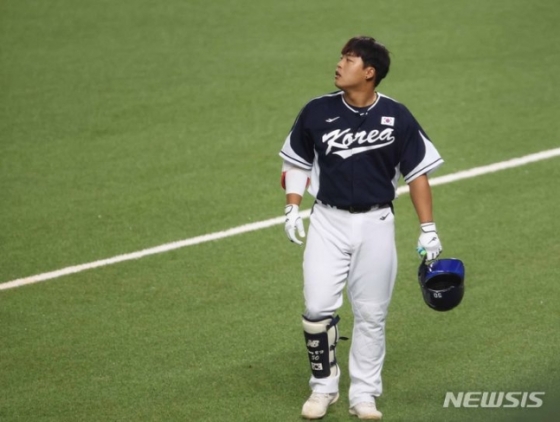 강백호가 8회초 2사 2루 상황에서 내야 땅볼로 물러난 뒤 아쉬워하고 있다. /사진=뉴시스