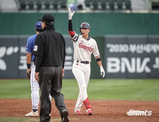 롯데 박승욱(맨 오른쪽)이 3일 사직 삼성전에서 2회 2타점 적시타를 터트린 뒤 세리머니를 하고 있다. /사진=롯데 자이언츠