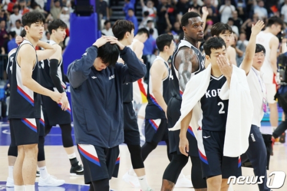 한국 남자 농구 대표팀 선수들이 3일 오후 중국 항저우 올림픽 스포츠센터 김나지움에서 열린 2022 항저우 아시안게임 남자 농구 8강전 대한민국과 중국의 경기에서 70-84로 패배한 뒤 아쉬움을 감추지 못하고 있다. /사진=뉴스1