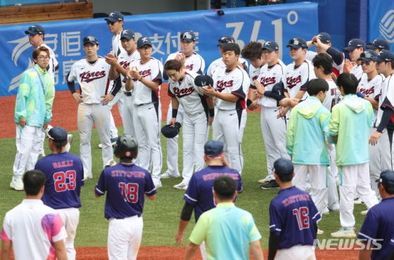 3일 태국전 5회 콜드게임 승리 후 인사를 나누고 있다. /사진=뉴시스