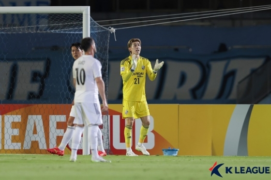 울산현대 골키퍼 조현우(오른쪽)가 팀 동료들을 다독이고 있다. /사진=한국프로축구연맹 제공