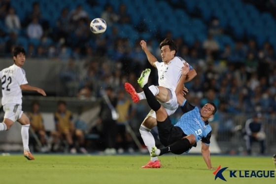 울산현대(흰색 유니폼)와 가와사키 경기. /사진=한국프로축구연맹 제공