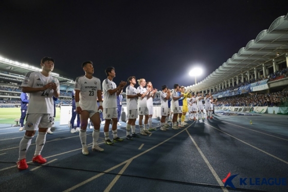 팬들에게 인사하는 울산현대. /사진=한국프로축구연맹 제공