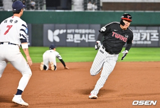 LG 김현수(맨 오른쪽)가 4일 사직 롯데전에서 4회 초 상대 실책 속 3루로 내달리고 있다. 