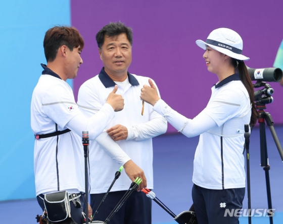 서로를 향해 엄지를 치켜올려 격려하는 이우석(왼쪽)과 임시현(오른쪽). /사진=뉴시스