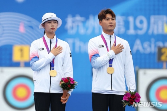 임시현(왼쪽)과 이우석이 애국가에 맞춰 가슴에 손을 얹고 있다. /사진=뉴시스