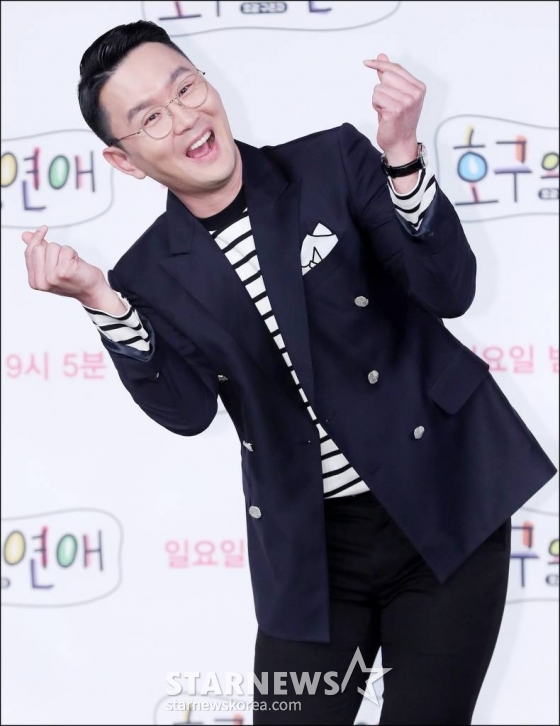  개그맨 윤형빈이 14일 오후 서울 마포구 상암동 MBC사옥에서 열린 예능 &#039;호구의 연애&#039; 제작발표회에 참석해 포즈를 취하고 있다.  &#039;호구의 연애&#039;는 우리 주위에 있을법한 현실적인 &#039;호감 구혼자&#039; 5인과 여성 회원들이 여행 동호회를 이뤄 함께 여행을 떠나는 과정을 담는 리얼 로맨스 버라이어티다. 오는 17일 첫 방송. /사진=김창현 기자 chmt@
