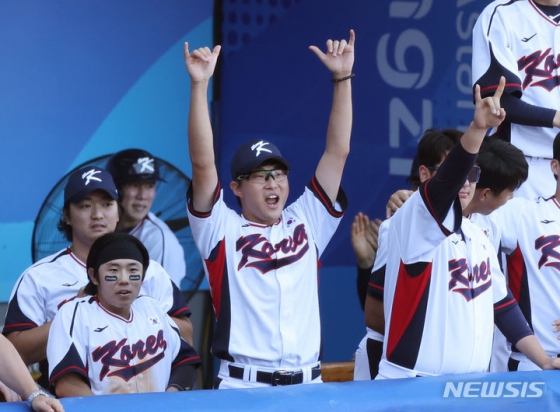 팀 추가 득점에 기뻐하는 박세웅(가운데). /사진=뉴시스