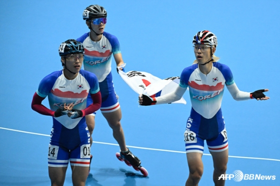 당시 은메달에 어리둥절해 하는 한국 대표팀. /AFPBBNews=뉴스1