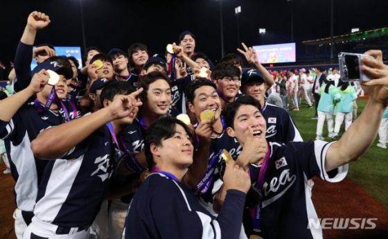 최지훈과 한국 야구대표팀 선수들이 7일(한국시간) 중국 사오싱 야구장 1구장에서 열린 2022 항저우 아시안게임 남자 야구 시상식에서 금메달을 목에 걸고 그라운드에서 기념 촬영하며 기쁨을 나누고 있다. /사진=뉴시스