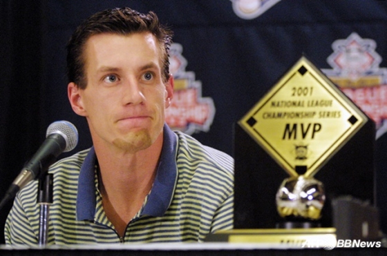 카운셀 감독이 애리조나 시절인 2001년 내셔널리그 챔피언십시리즈 MVP를 차지한 뒤 기자회견을 하고 있다.  /AFPBBNews=뉴스1