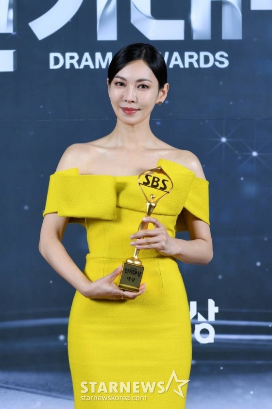 배우 김소연이 31일 오후 서울 상암동 SBS프리즘타워에서 열린 &#039;2021 SBS 연기대상&#039;에서 대상을 수상한 뒤 소감을 밝히고 있다. /사진제공=SBS 2021.12.31 /사진=이동훈 기자 photoguy@