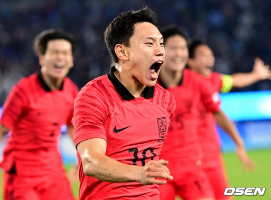 조영욱(가운데)이 7일 일본과 2022 항저우 아시안게임 남자 축구 결승전에서 결승골을 넣고 포효하고 있다. 