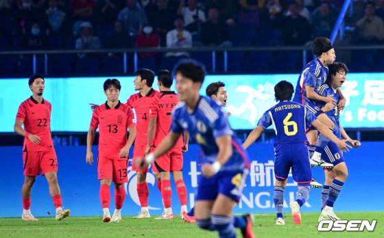 일본에 선제골을 내주고 실망하는 한국 선수들.