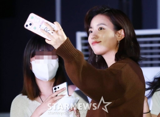 배우 한효주가 3일 오후 서울 성동구 에스팩토리에서 진행된 디즈니 플러스 &#039;무빙&#039; 블루카펫 행사에 참석해 팬들과 즐거운 시간을 보내고 있다.  &#039;무빙&#039;은 초능력을 숨긴 채 현재를 살아가는 아이들과 아픈 비밀을 감춘 채 과거를 살아온 부모들의 이야기를 그린 휴먼 액션 시리즈다. 원작 웹툰 &#039;무빙&#039;의 강풀 작가와 &#039;킹덤&#039; 시즌2 박인제 감독을 비롯해 &#039;오징어 게임&#039;, &#039;파친코&#039; 등에 참여한 제작진이 만들어 낸 웰메이드 프로젝트로 기대를 모으고 있다.  &#039;무빙&#039;은 오는 9일 디즈니+에서 전 세계 동시 7개 에피소드 공개 후 매주 2개 에피소드를 공개할 예정이다. 총 20부작이다. 2023.08.03 /사진=김창현