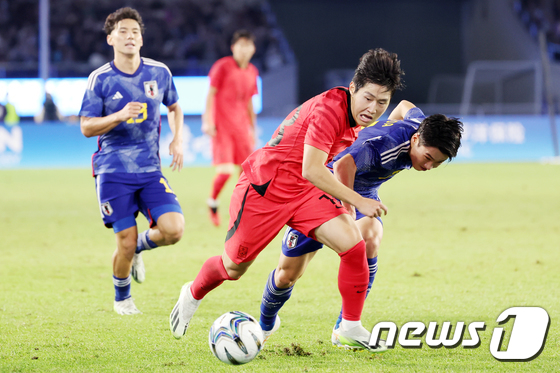 이강인(가운데)이 일본 선수들을 제치고 빠르게 돌파를 하고 있다. /사진=뉴스1