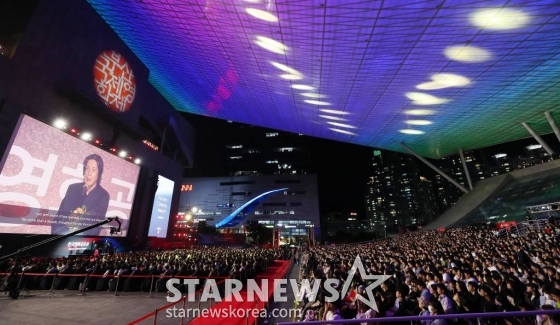 제28회 부산국제영화제(BIFF) 개막식이 4일 오후 부산 해운대구 영화의 전당에서 진행되고 있다.  제28회 부산국제영화제는 오는 4일 개막식을 시작으로 13일까지 열흘간 영화의전당 일대에서 개최된다. 2023.10.04 /사진=김창현