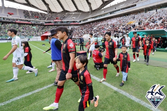 경기장에 입장하는 선수들. /사진=한국프로축구연맹