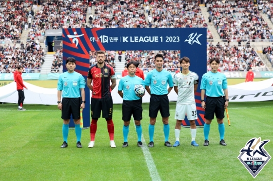 양 팀 주장과 심판들이 킥 오프전 기념 촬영을 하고 있다. /사진=한국프로축구연맹