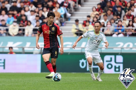 기성용(왼쪽)과 문선민. /사진=한국프로축구연맹