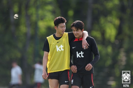 손흥민(왼쪽)과 설영우. /사진=대한축구협회