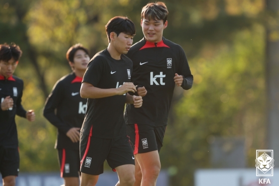 홍현석(왼쪽)과 오현규. /사진=대한축구협회
