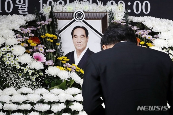 고 박종환 전 축구 국가대표팀 감독 영결식이 엄수된 10일 서울 종로구 축구회관에서 정몽규 대한축구협회 회장이 헌화 후 자리로 돌아가고 있다. /사진=뉴시스 제공