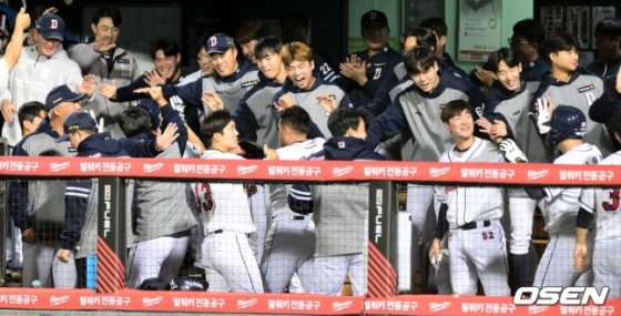 3회 양의지가 스리런포를 친 뒤 더그아웃으로 들어오자 동료들이 기뻐하고 있다 