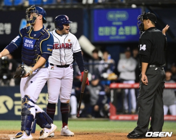 두산 로하스(왼쪽에서 두 번째)가 7회 루킹 삼진을 당한 뒤 스트라이크 판정에 관해 주심에게 항의하고 있다. 