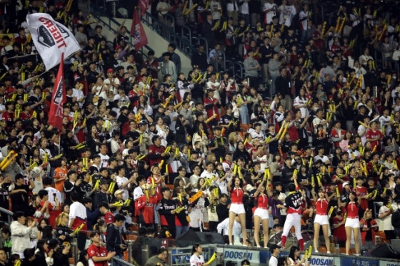 KIA 팬들이 13일 잠실 두산전에서 열띤 응원을 하고 있다. /사진=KIA 타이거즈