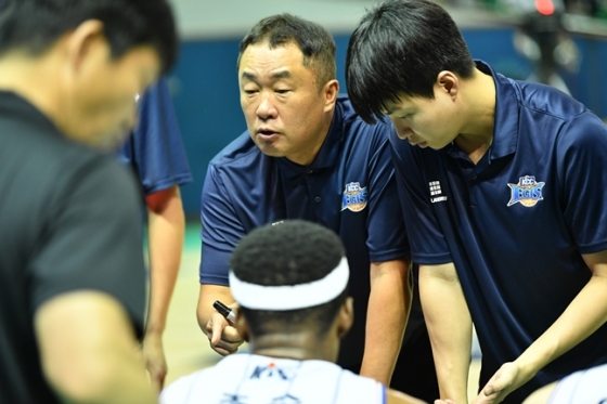 전창근(가운데) 감독. /사진=KBL 제공