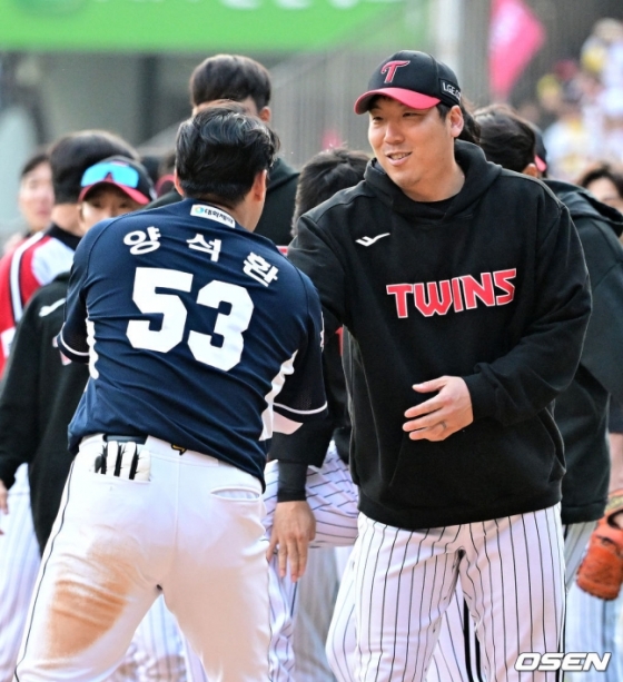 15일 경기를 마치고 두산 양석환(왼쪽)이 LG 김현수에게 우승 축하 인사를 전하고 있다.