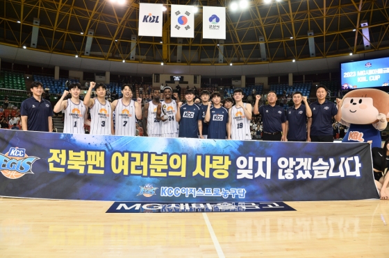 전북 팬들에게 감사 인사를 전하는 KCC 선수들. /사진=KBL 제공