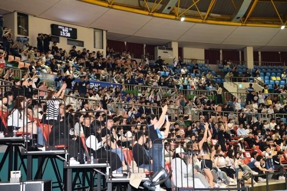 KCC를 응원하기 위해 군산 월명체육관을 찾은 팬들. /사진=KBL 제공