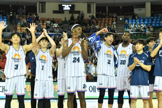 관중을 향해 박수치는 KCC 선수들. /사진=KBL 제공