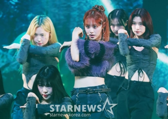 가수 츄(CHUU)가 18일 오후 서울 광진구 예스24라이브홀에서 진행된 첫 번째 미니 앨범 'Howl' 발매기념 쇼케이스에서 신곡을 선보이고 있다.  아번 앨범에는 동명의 타이틀곡 'Howl'을 비롯래 'Underwater', 'My Palace', 'Aliens', 'Hitchhiker' 등 총 5곡이 수록됐다. /2023.10.18 /사진=이동훈