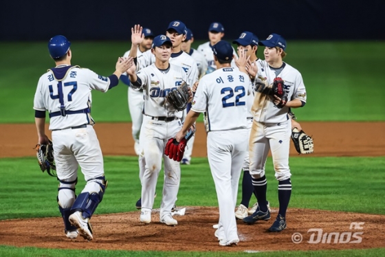 NC 선수단이 19일 열린 KBO 와일드카드 결정전 1차전에서 승리한 후 기쁨을 나누고 있다. /사진=NC 다이노스