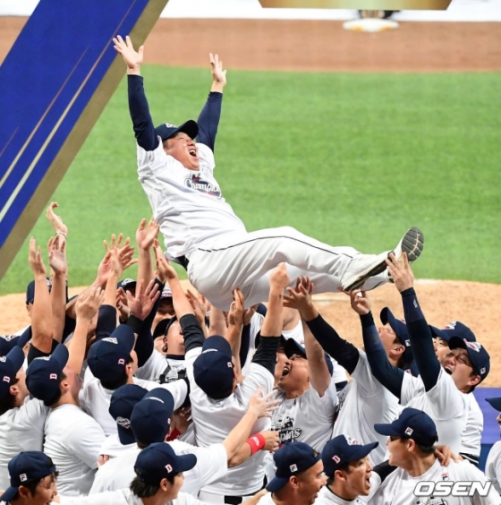 2019년 한국시리즈 우승을 차지한 뒤 김태형 감독이 두산 선수들로부터 헹가래를 받고 있다. 