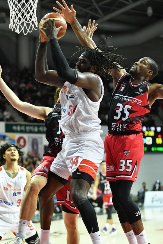 골밑 공격을 시도하는 자밀 워니(가운데 흰색 유니폼. /사진=KBL 제공