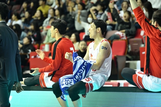 동료들 응원하는 김선형(가운데). /사진=KBL 제공