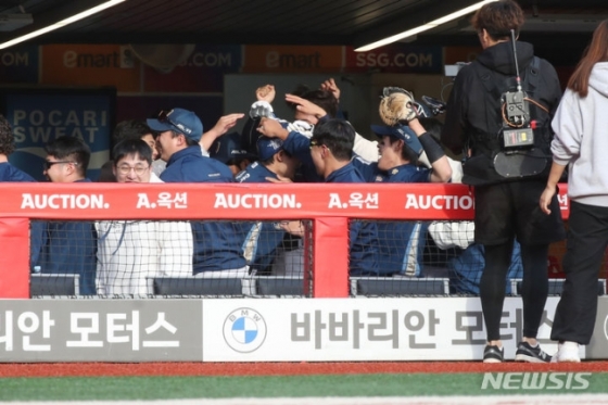 NC 김성욱이 22일 인천 SSG 랜더스필드에서 열린 2023 KBO 준플레이오프 1차전에서 8회 초 2점 홈런을 터트린 뒤 더그아웃에서 동료들의 축하를 받고 있다. /사진=뉴시스 