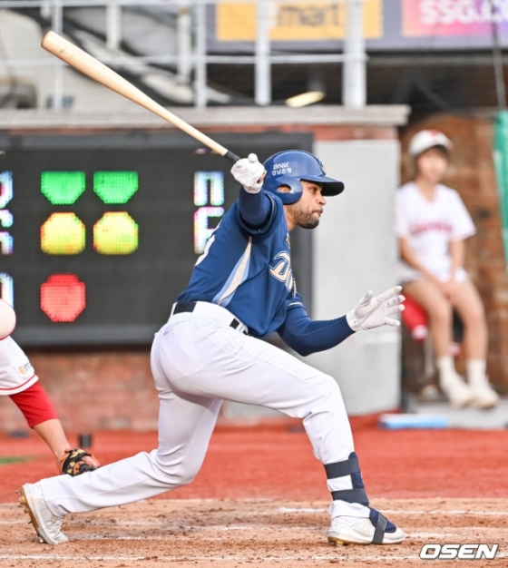 NC 마틴이 22일 인천 SSG 랜더스필드에서 열린 2023 KBO 준플레이오프 1차전에서 9회 초 우익수 앞 1타점 적시타를 터트리고 있다. 