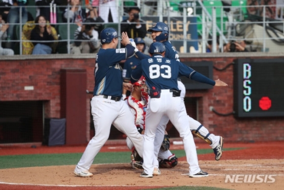 NC 김성욱(맨 오른쪽)이 22일 인천 SSG 랜더스필드에서 열린 2023 KBO 준플레이오프 1차전에서 8회 초 2점 홈런을 터트리고 기쁨을 나누고 있다.  /사진=뉴시스