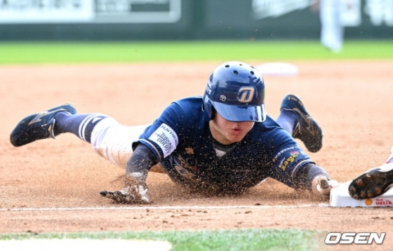 NC 박민우가 22일 인천 SSG 랜더스필드에서 열린 2023 KBO 준플레이오프 1차전 9회 초 제이슨 마틴 타석에서 3루 베이스를 훔치고 있다.