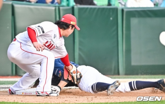 NC 박민우(오른쪽)가 22일 인천 SSG 랜더스필드에서 열린 2023 KBO 준플레이오프 1차전 9회 초 마틴 타석에서 3루 베이스를 훔치고 있다.